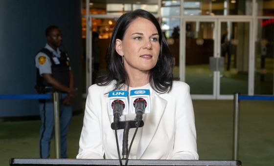 ARCHIVO: Annalena Baerbock, presidenta el octogésimo período de sesiones de la Asamblea General de las Naciones Unidas, se dirige a los periodistas tras su elección.